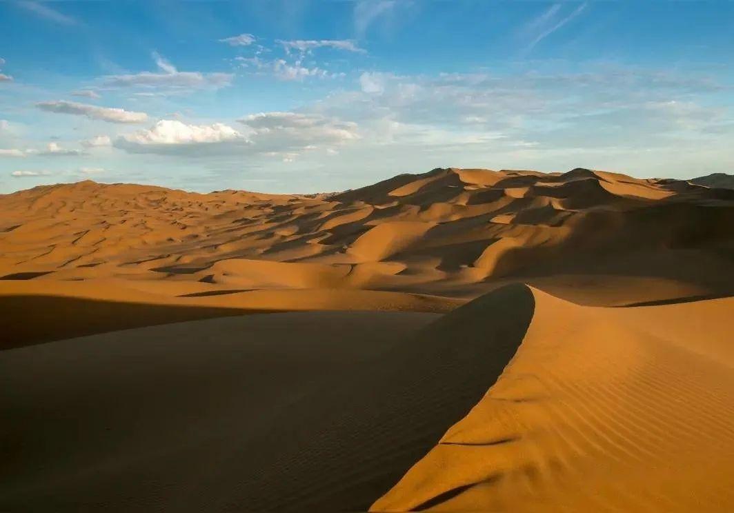 非洲撒哈拉沙漠,沙层有多厚,沙子下面有什么?
