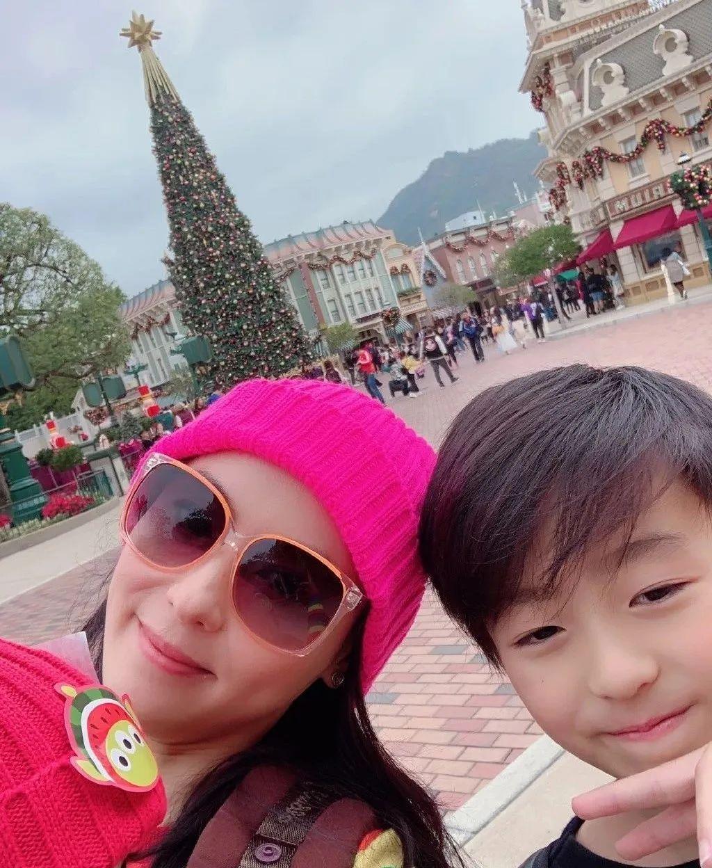 张柏芝首晒三个儿子同框照!曾被称"香港最后一个美人"的她赢在了哪?