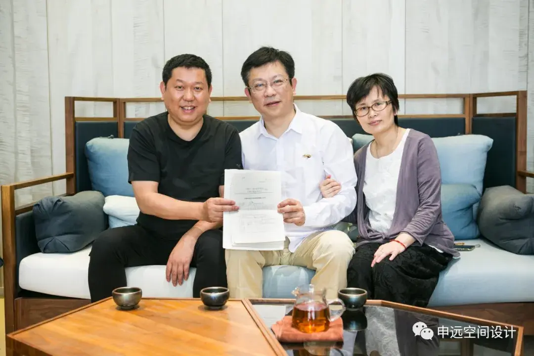 申远集团董事长王正军(左),叶先生(中),叶太太(右)合影最后,他对