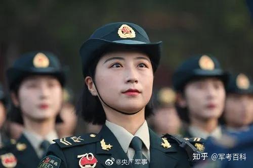 女兵,女士官,女军士,女军官:从军士到军官,一名倔强空军女兵的追梦