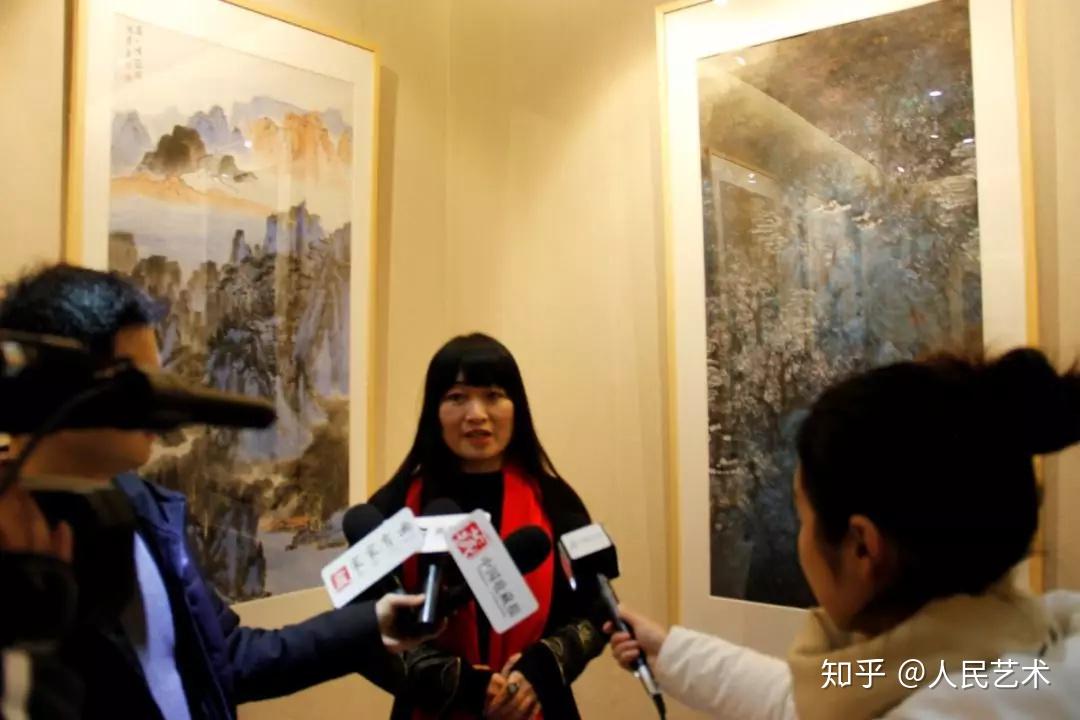 采访▲参展画家樊峰接受采访▲著名花鸟画家赵征接受采访开幕式结束