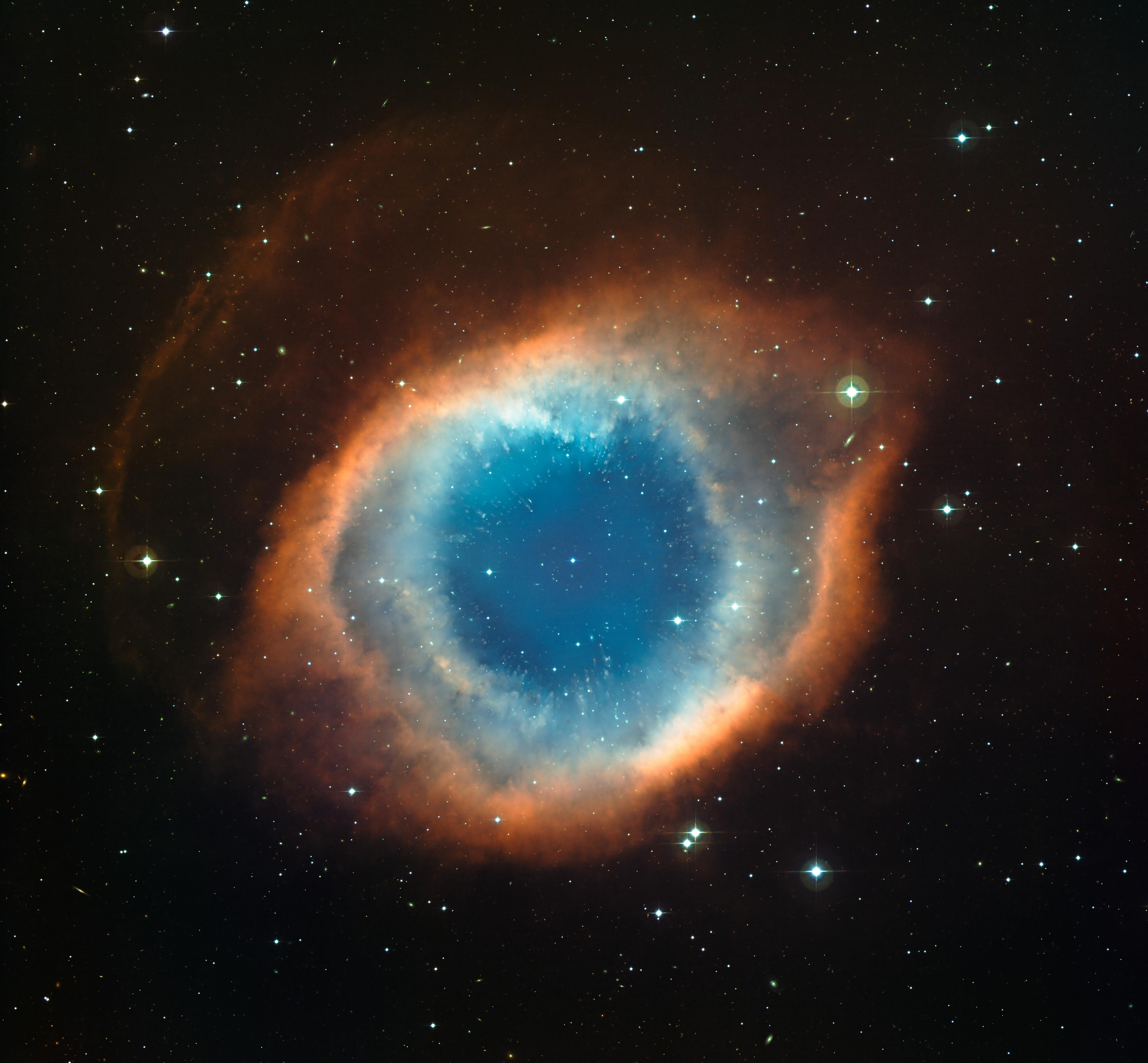现实中濒死红巨星产生的星云叫行星状星云(planetary nebula),因卧谮