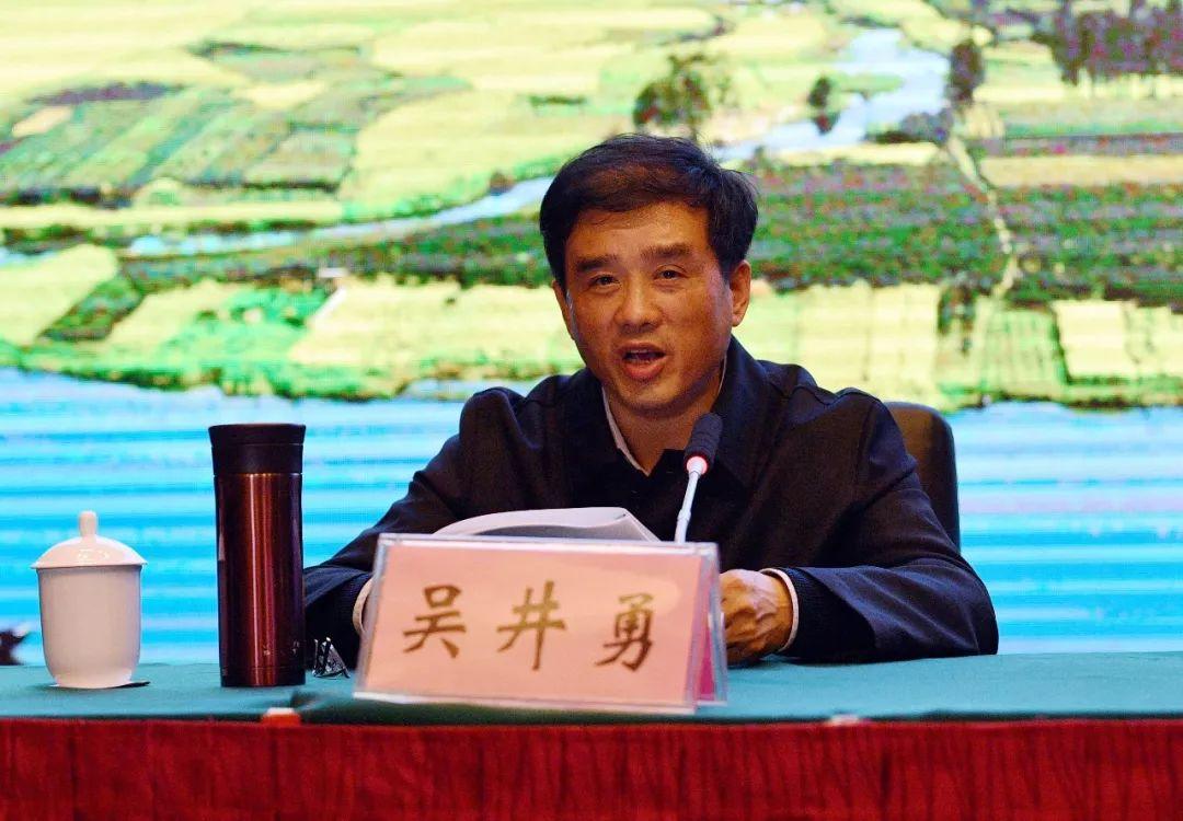 吴井勇致辞吴井勇在致辞中简要介绍了上饶市情和经济社会发展情况.