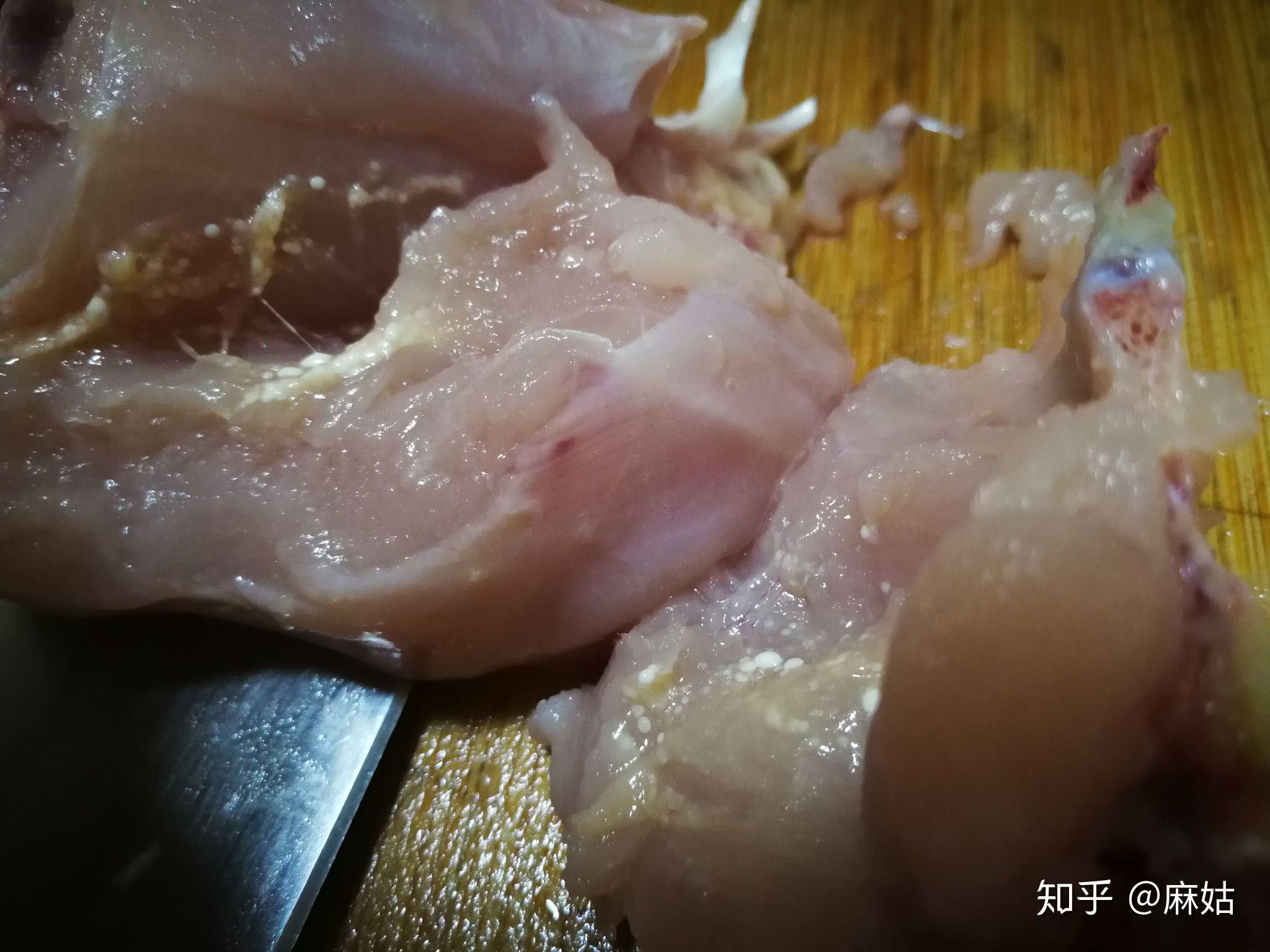 鸡肉皮下的白色颗粒是什么