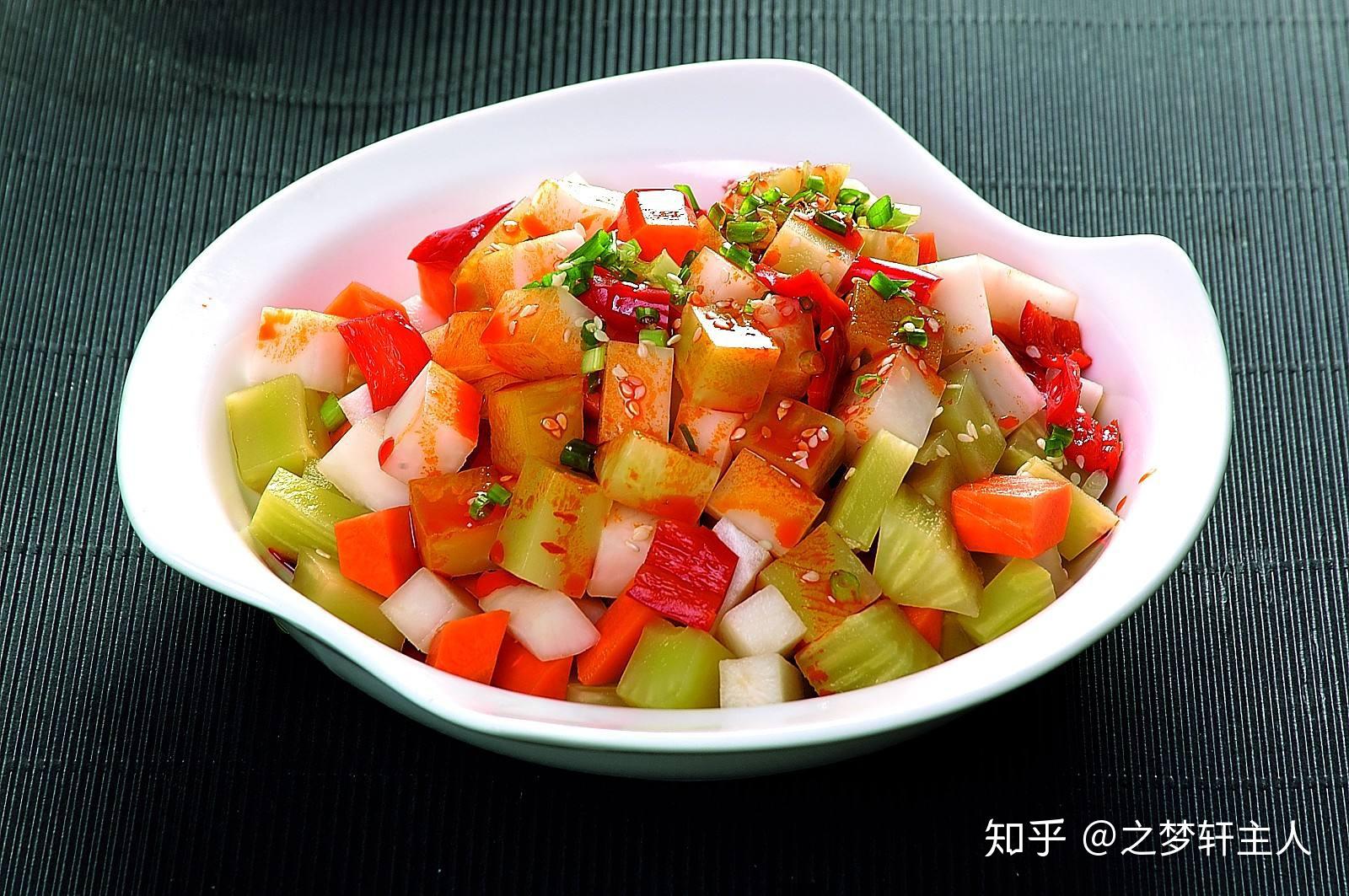 围坐着一起吃着冒着热气的石锅拌饭,嚼着酸辣爽口的泡菜,感觉非常馋人