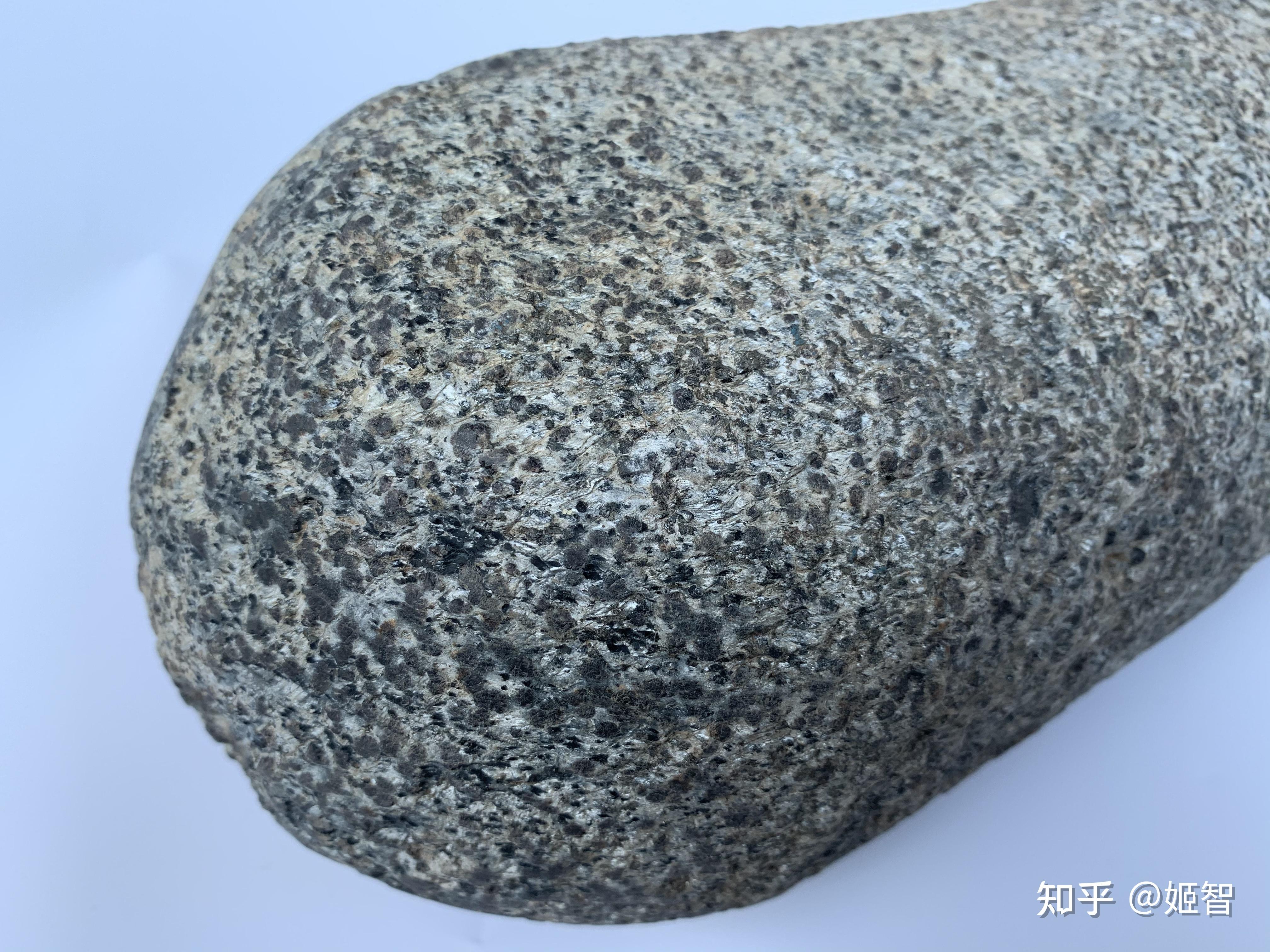粒岩石,岩相以堆晶形式存在,主要由可达4～6毫米长的斜方辉石晶体构成