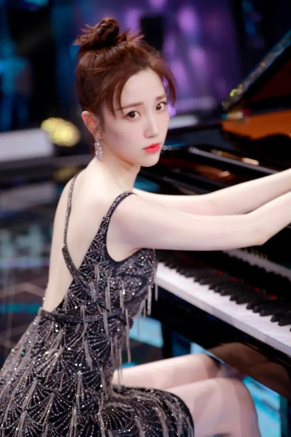 腿精张纯烨亮相搭配亮片式裙装弹钢琴不愧是主持界的清流