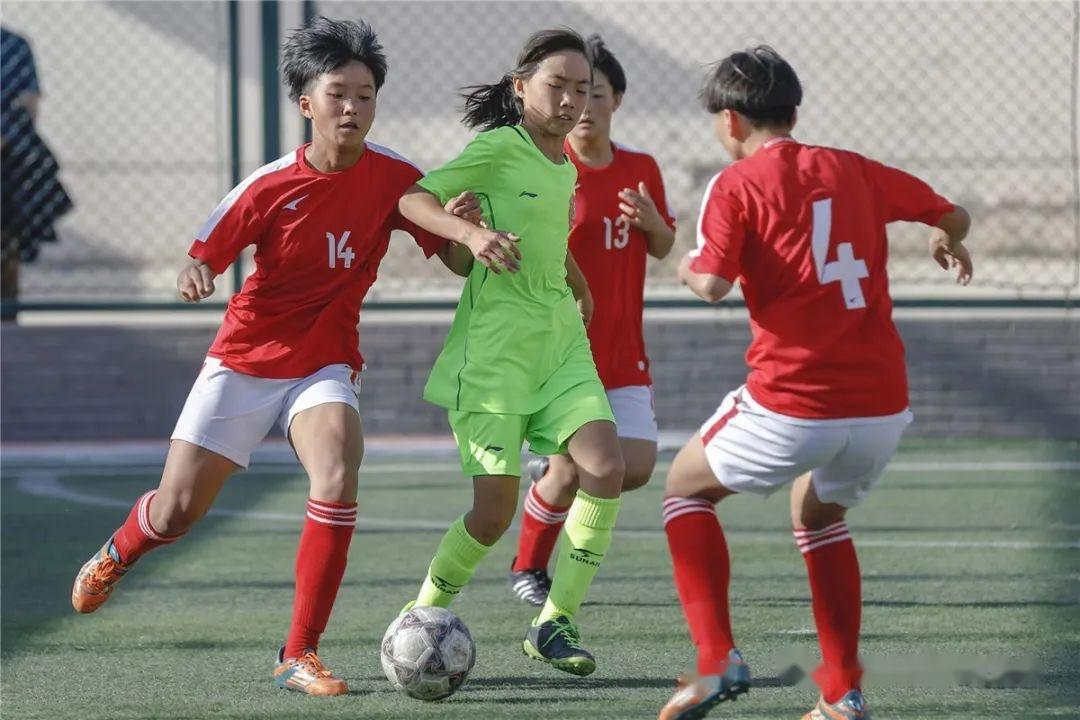 《巾帼少年梦》张海峰 摄《奶奶上学第一天》张银艳 摄《农民工技能赛