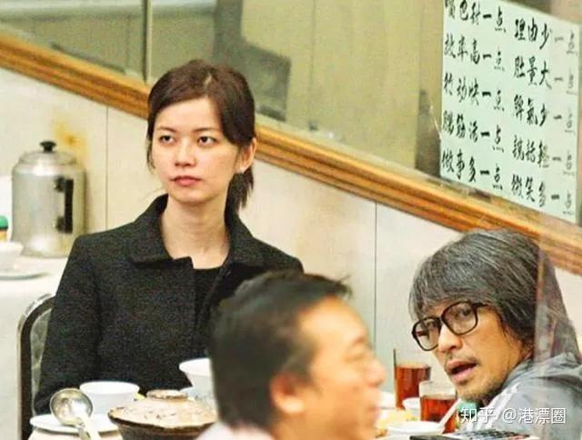 她是香港隐形富豪于镜波的小女儿,从小含着金钥匙长大,是个不折不扣的