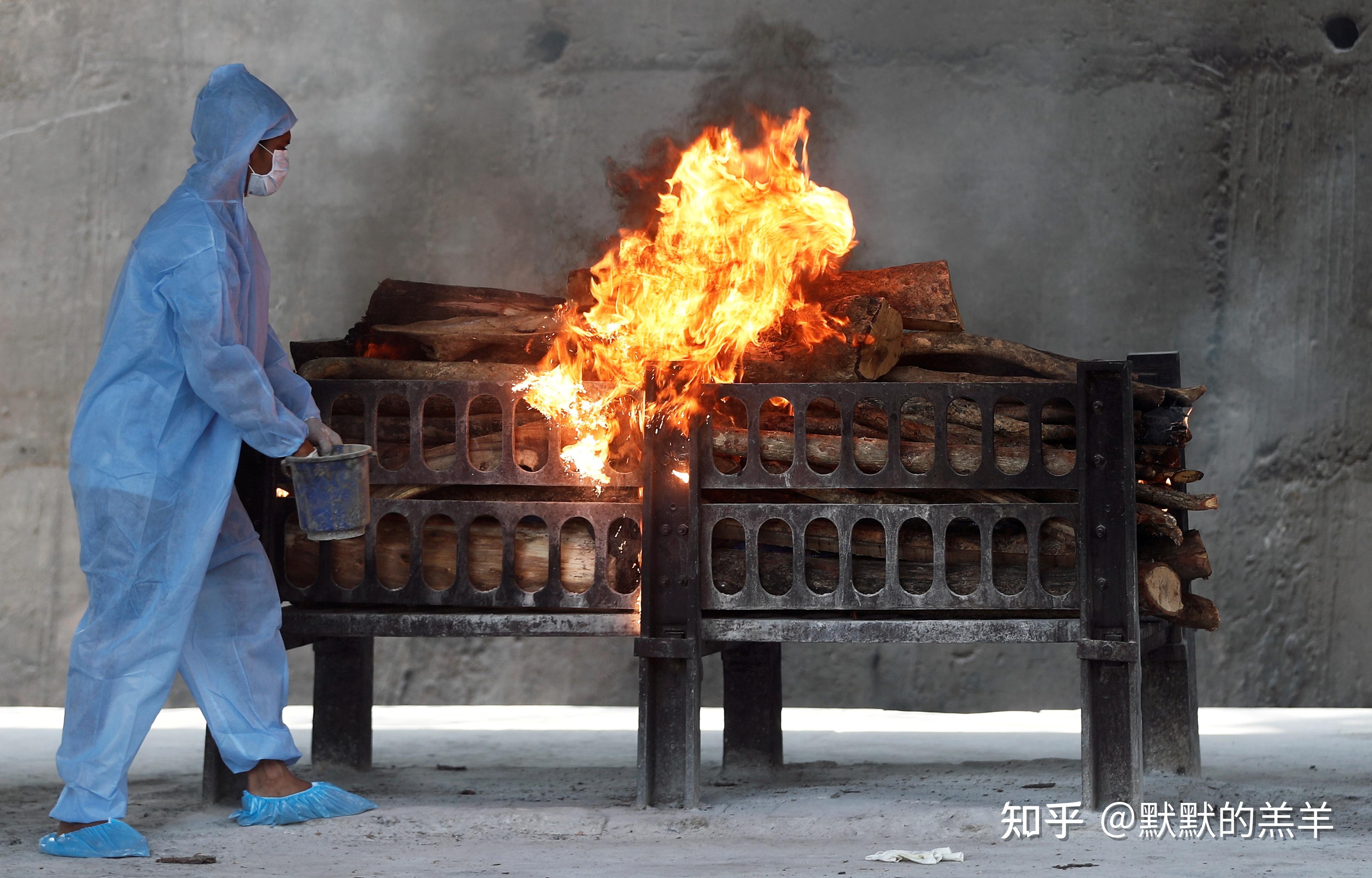 印度新冠疫情每天死亡人数最高时约为两千多人,为什么会造成火葬场不