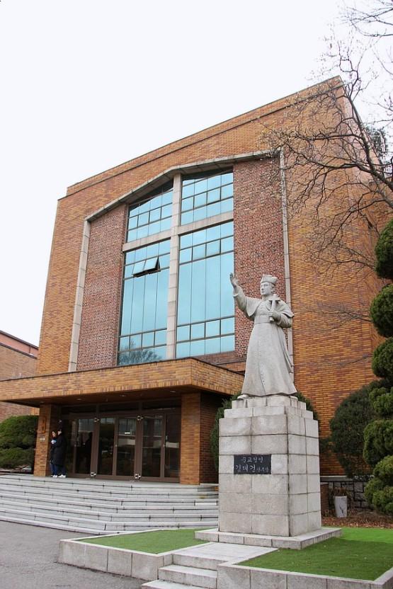 加图立大学成立于1855年,在首尔有圣医,圣神2个校区,2万多名的在校生.