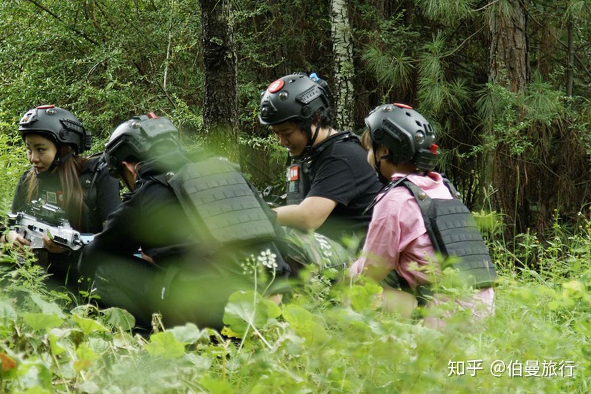 来丽江旅游跟着伯曼旅行一起体验纳西狩猎文化猎鹰谷景区放鹰实弹射击