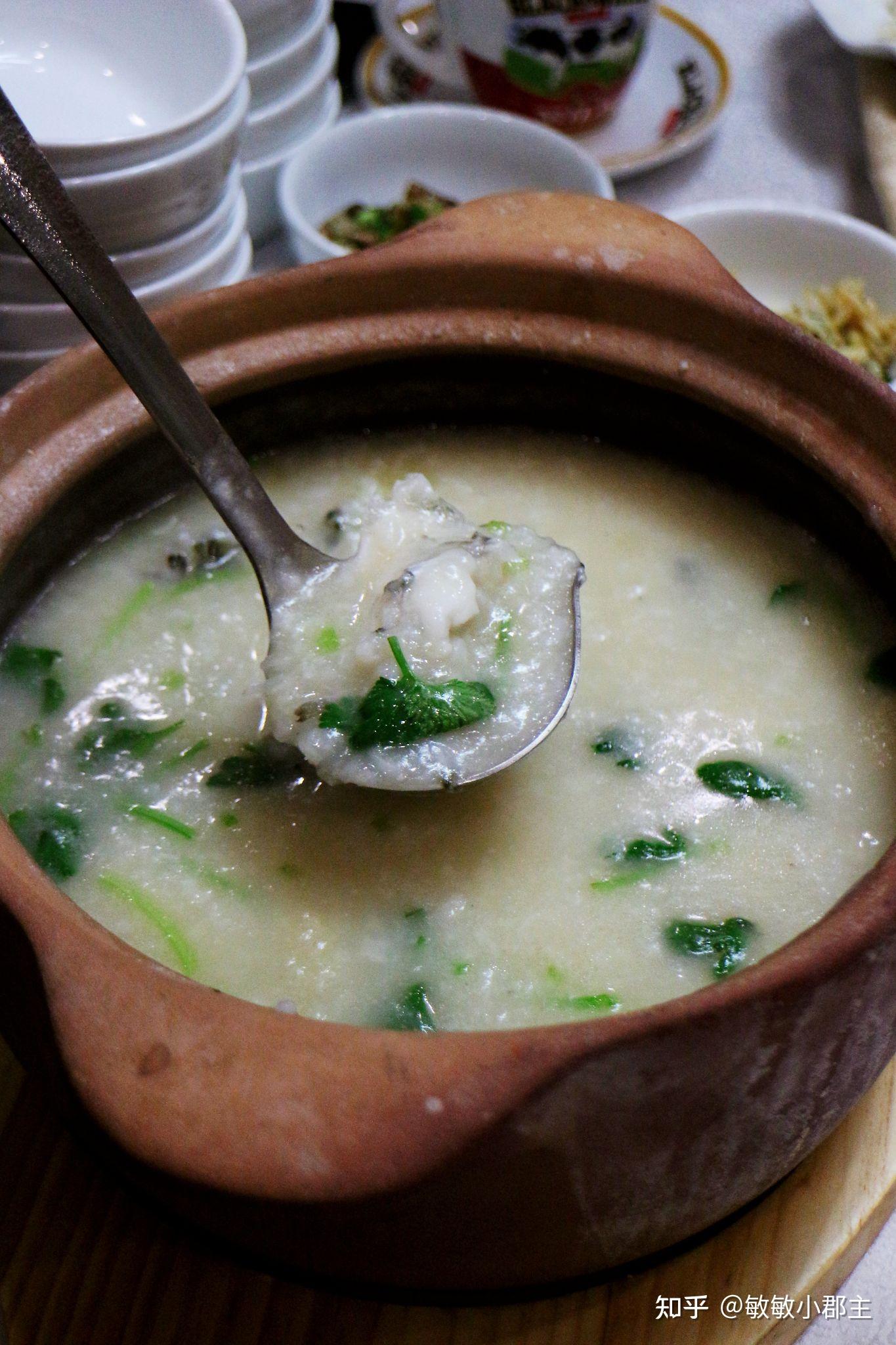 经过几个小时的熬煮后白粥绵密浓稠,香味四溢,再加入鱼骨熬煮后口感鲜