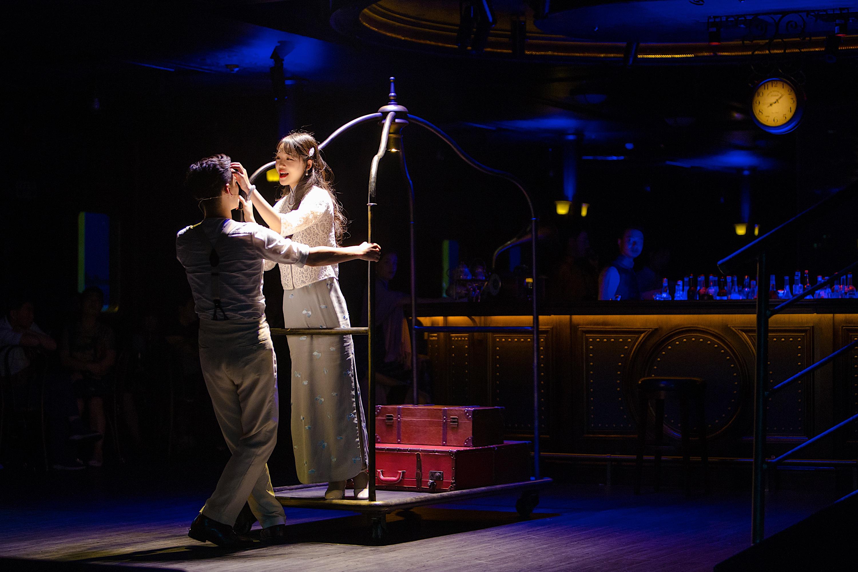 房间里你可以穿上知音号为你准备的服装自导自演一场你自己的故事