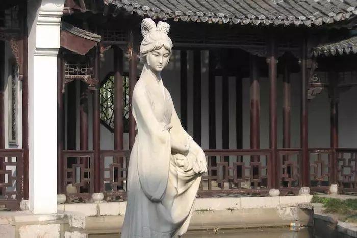 南京莫愁湖公园里留存两座莫愁女雕像其中一处在湖心岛里鲜为人知