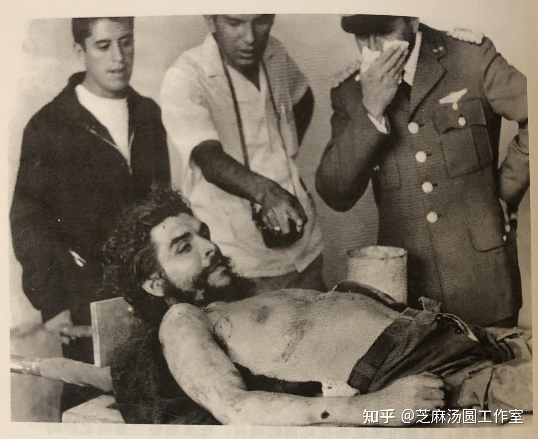 玻利维亚军官与记者察看切·格瓦拉尸体"在这里,他预想的死亡,不再是