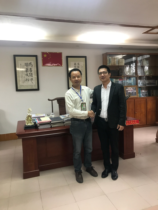 互动校园总负责人段总与泷水中学戴校长合影时下,随着大数据越来越
