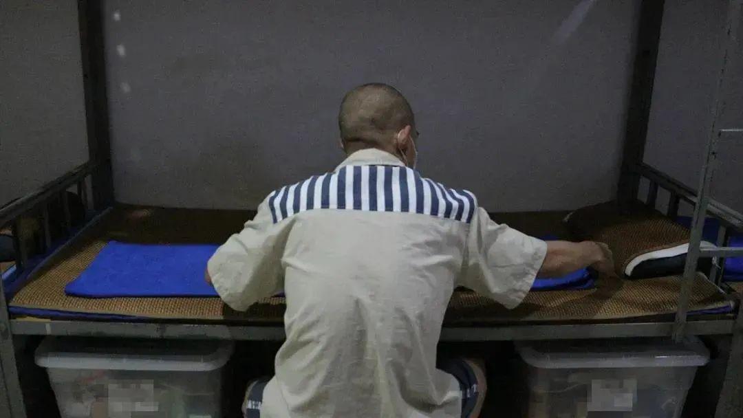 监狱里的人怎么洗澡?