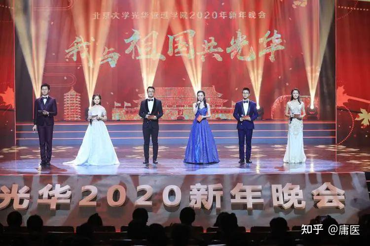 在大学活动中担任主持人穿什么衣服合适？ - 知乎