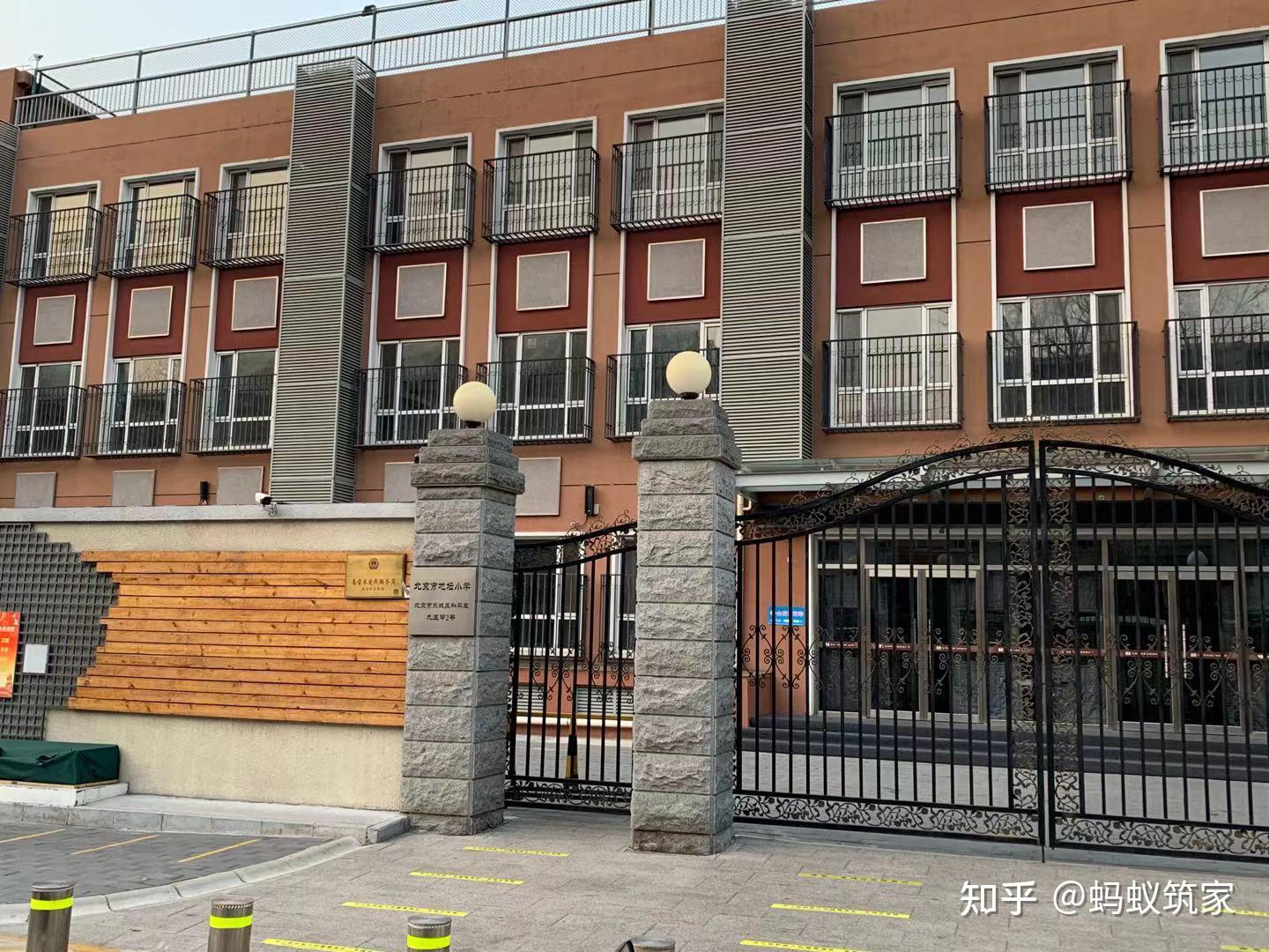 地坛小学:2020年招生4个班,每个班35人左右,作业少,特色是足球,师资