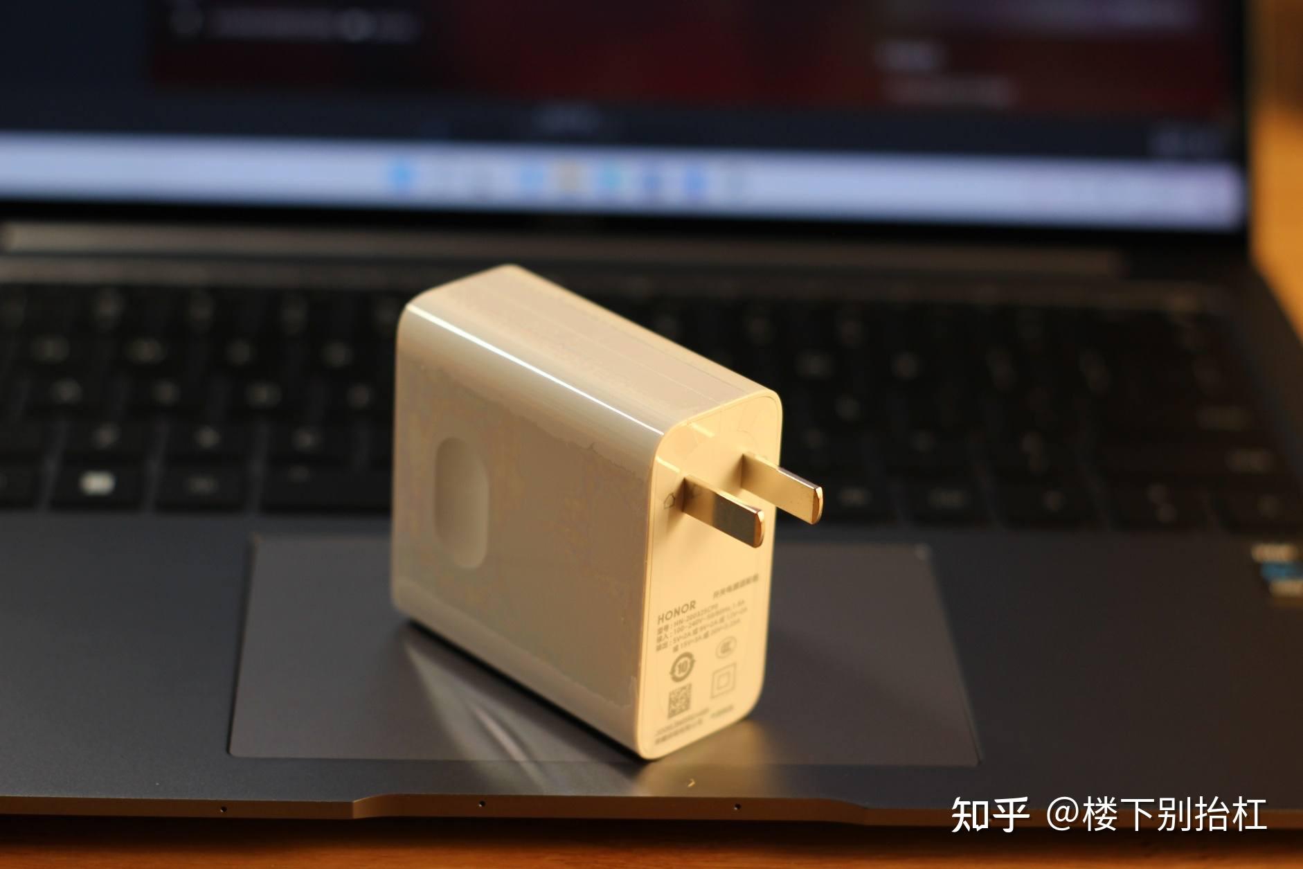 迷你的充电头,可以放入口袋