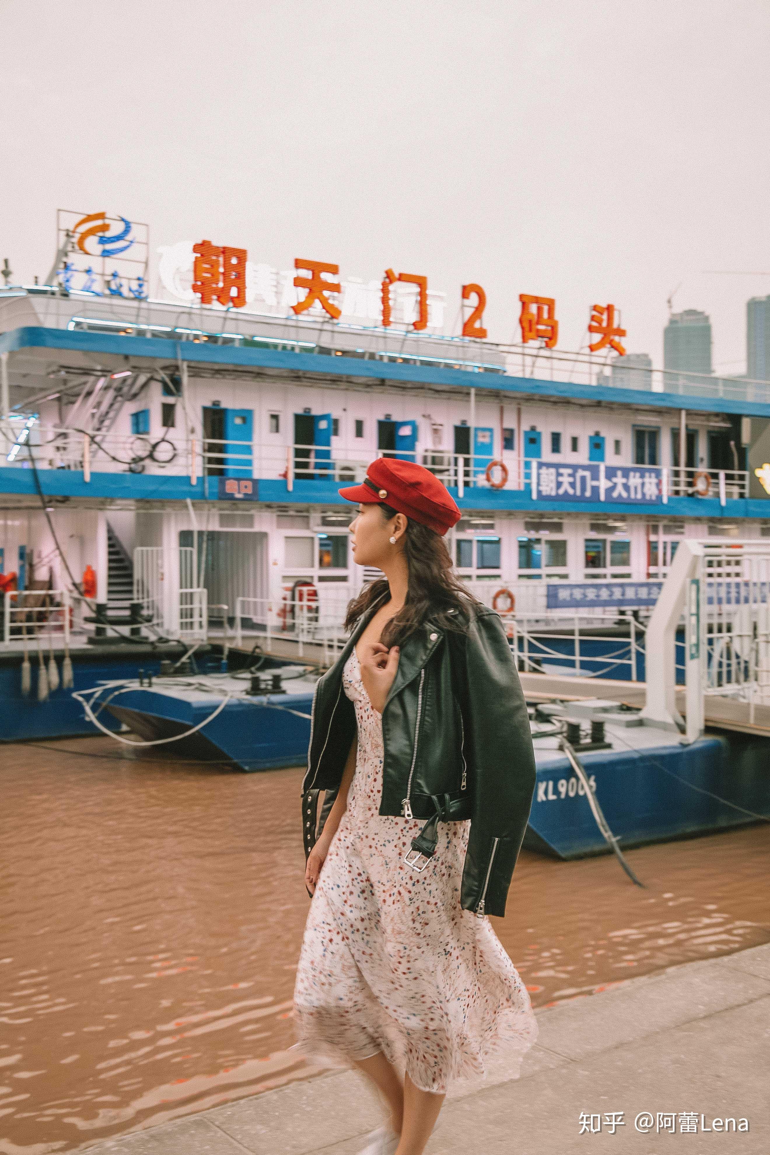 重庆景点人巨多游轮拍照新视角教你承包整座城