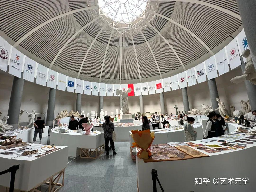 画霸来袭2023央美毕业展开幕主视觉海报却惹争议摆烂还是创意