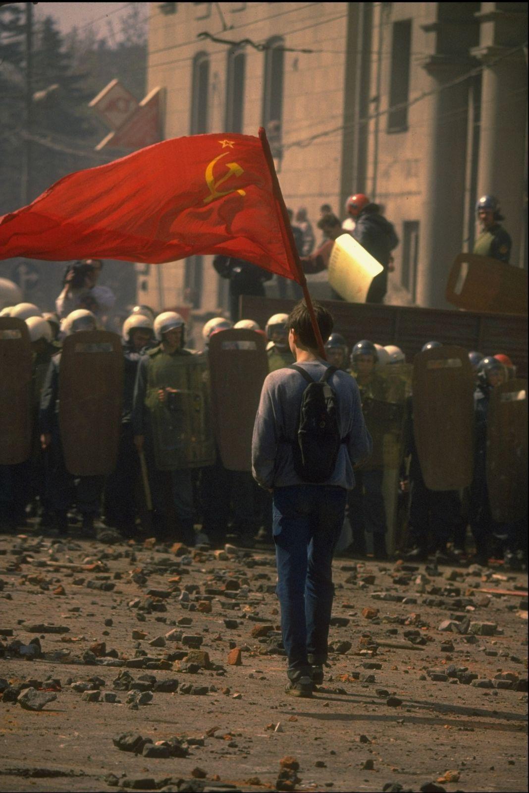 少年是一位俄共党员,肩上扛着的是苏联国旗事实上,少年并不孤独