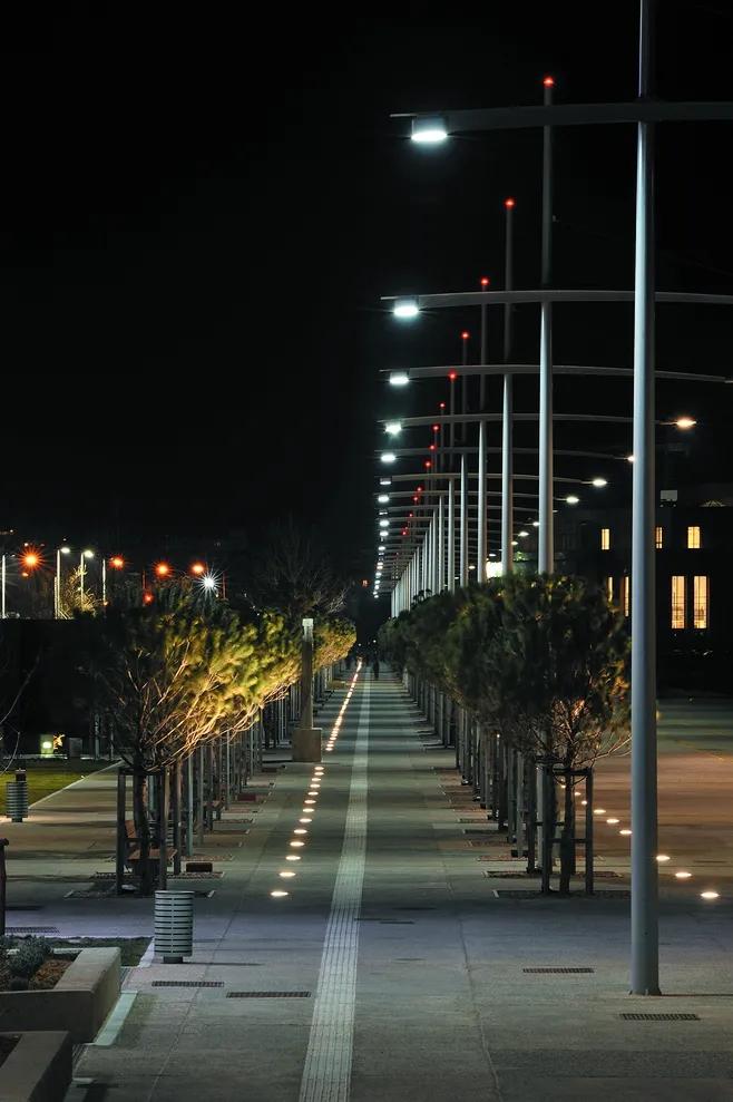 led路灯为愈发美丽的城市增加色彩