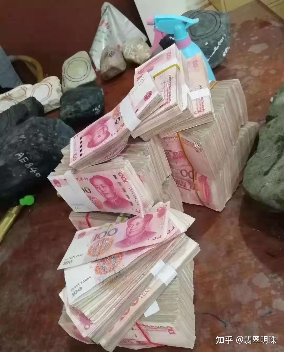 手提70万现金买赌石，当场切开，60支手镯拿到手软- 知乎