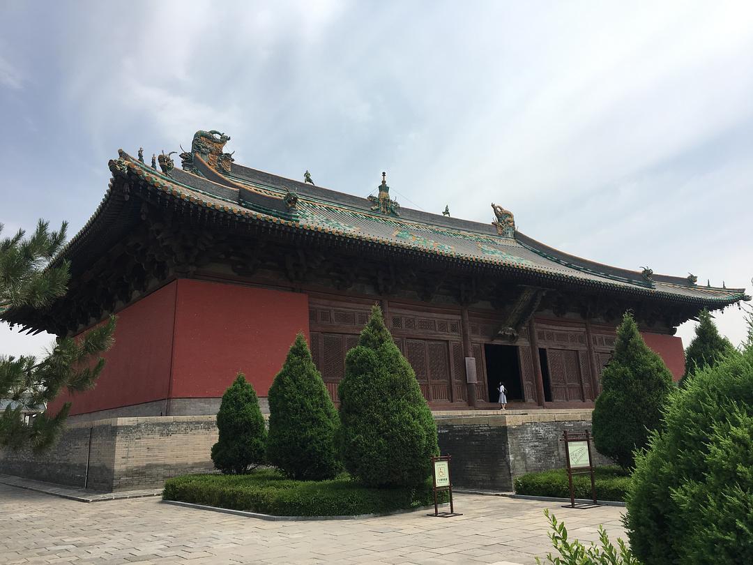 绕过大雄宝殿,一座七开间巨构赫然出现在眼前,我知道,真正的高潮来了.