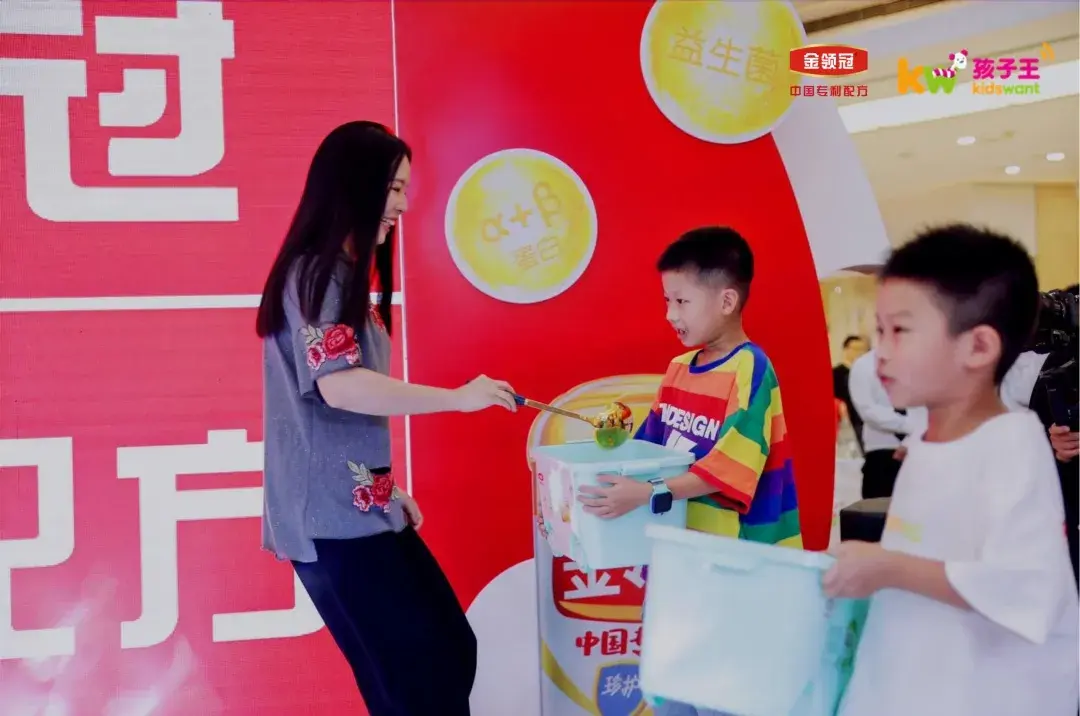 明星体验官星妈胡可光临孩子王门店亮相孩子王伊利亲子嘉年华