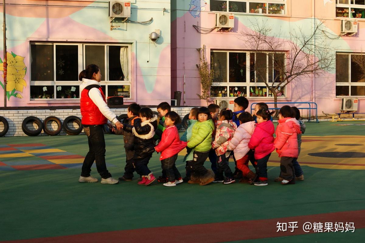 孩子上幼兒園,其實我們也都可以理解,畢竟冬天天氣冷,在路上大人小孩