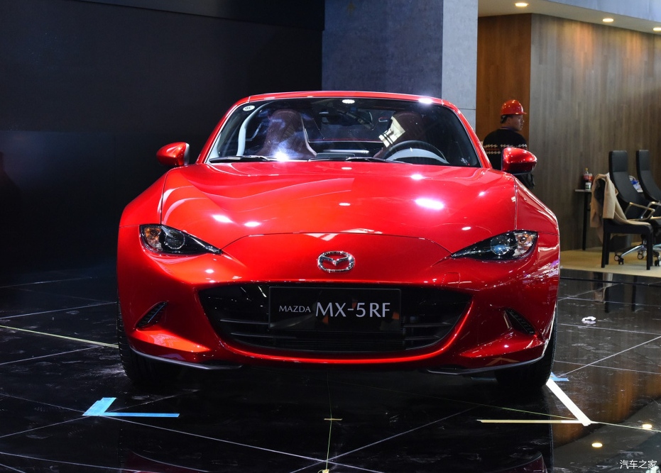 精致小巧的硬顶敞篷跑车马自达mx5沿袭经典适合女性消费者