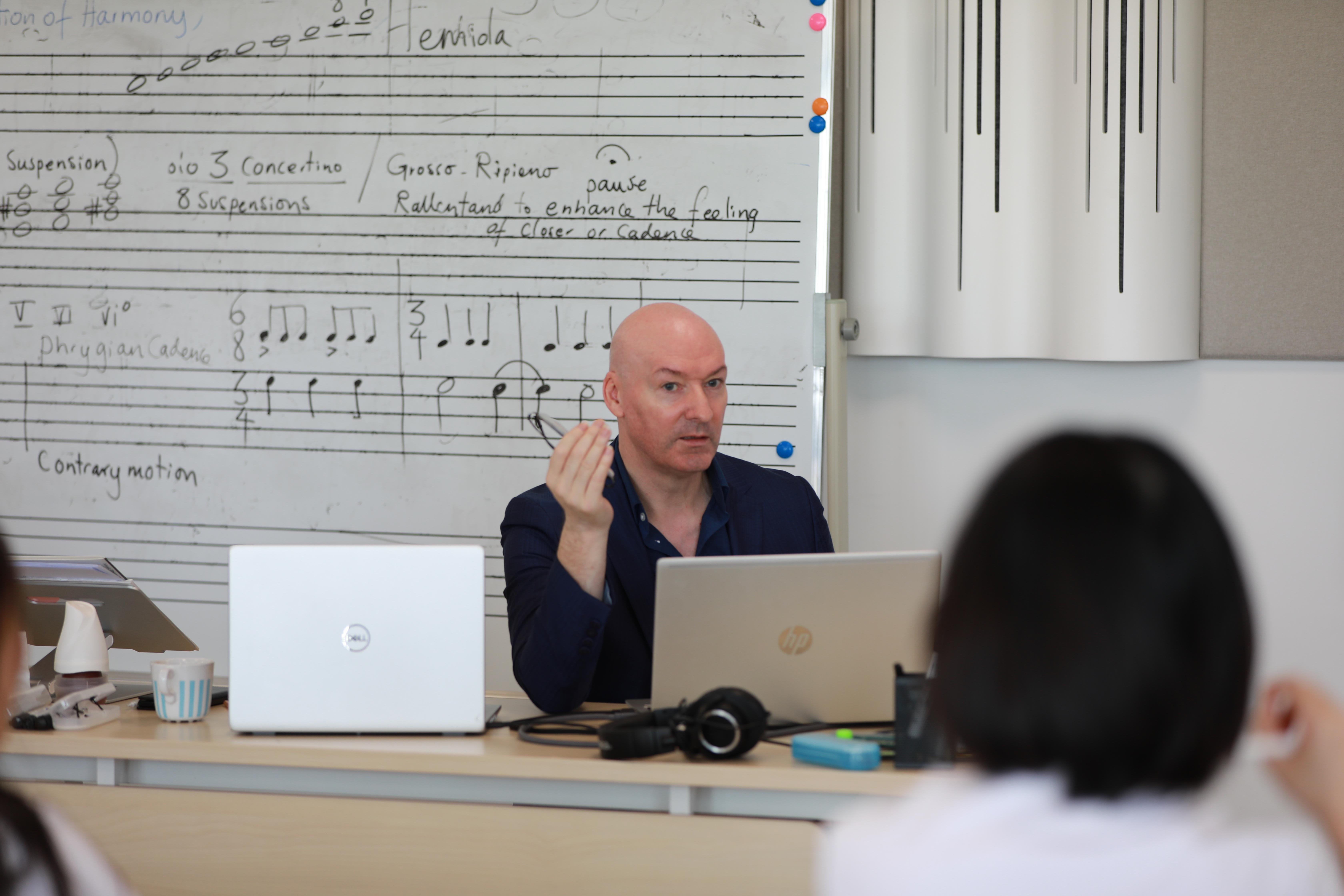 辰美音乐学院不仅拥有雅马哈钢琴,吉他,马林巴,古筝,爵士鼓等一应俱全