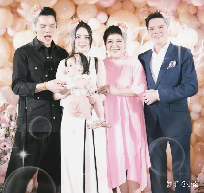 郭碧婷身材圆润疑似有孕,向佐贴心似热恋情侣!同是豪门婚姻奚梦瑶却被骂惨!