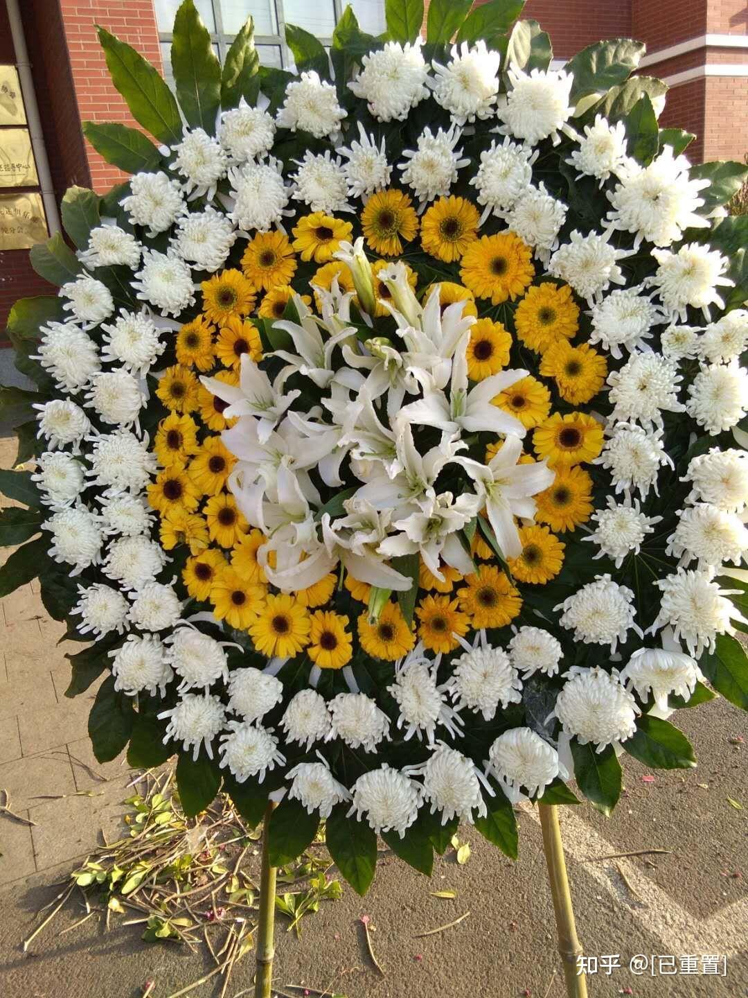 殡仪馆送花圈有什么讲究?去殡仪馆参加葬礼要注意什么?