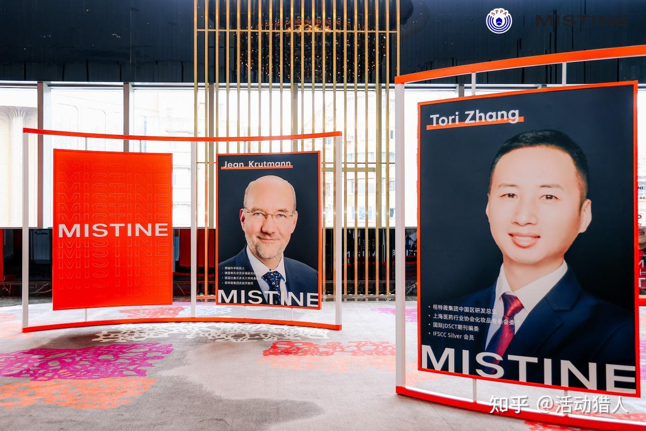 通过铁艺展示架的分割,将独立的大咖人物展示区与主题通道区浅显划分