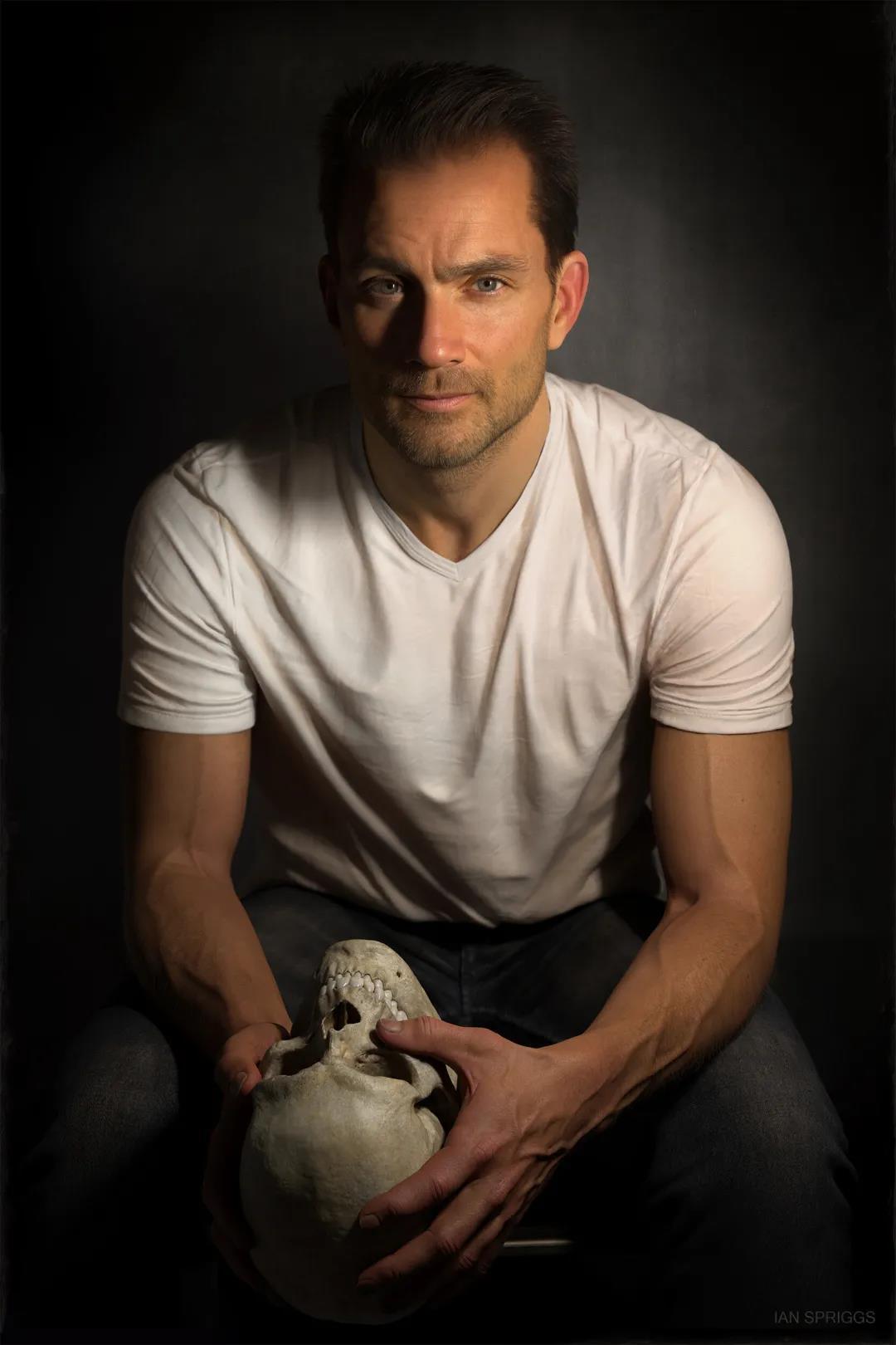 (微博:@loull_aroll)lou ll还是一位国人艺术家上面这组小姐姐背后的