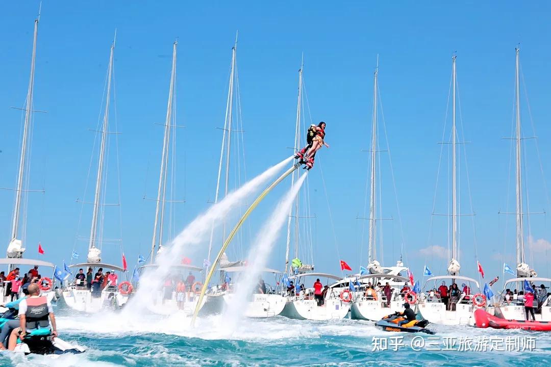 嘉宾们自选体验水上飞龙,彩虹拖伞,飞鱼,摩托艇,划水板等丰富刺激的水