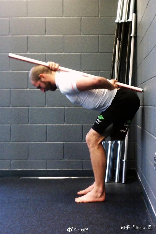 杠铃硬拉到底练哪里怎么练