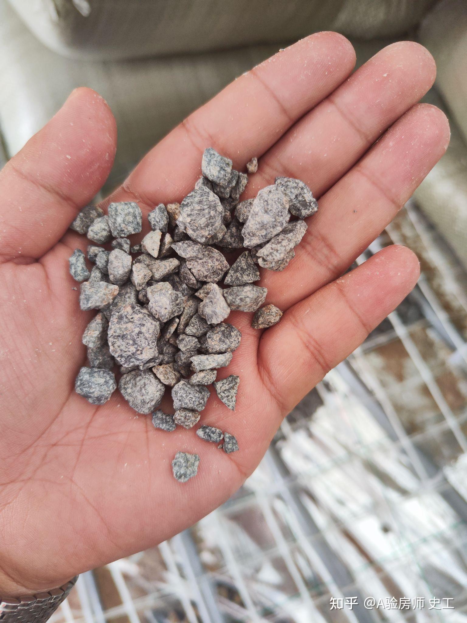 67豆石较于瓜子片,导热性能更佳,不易损伤地暖管,后期地面不易开裂!