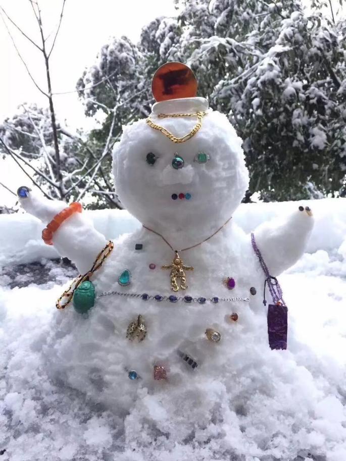 冬天来了!民间堆雪人内卷大赏,戴上珠宝注入灵魂