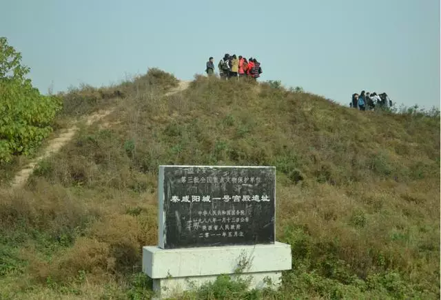 下图为秦咸阳城遗址.接下来是秦人.