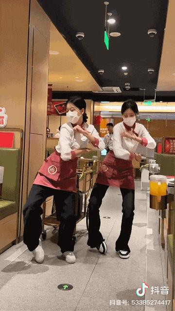 她們那天在海底撈門店,身著服務員服裝表演