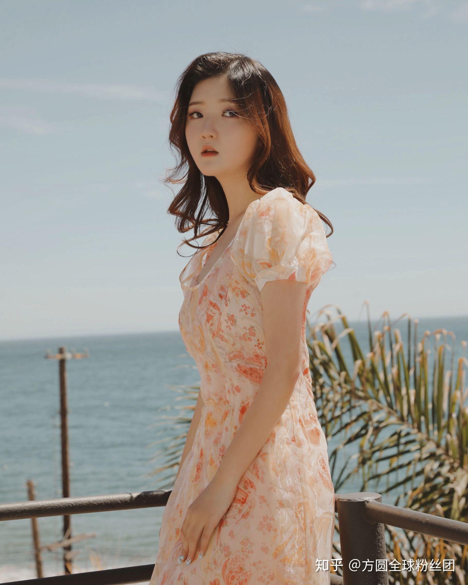 歌手方圆果色碎花衣裙写真尽显活力百态