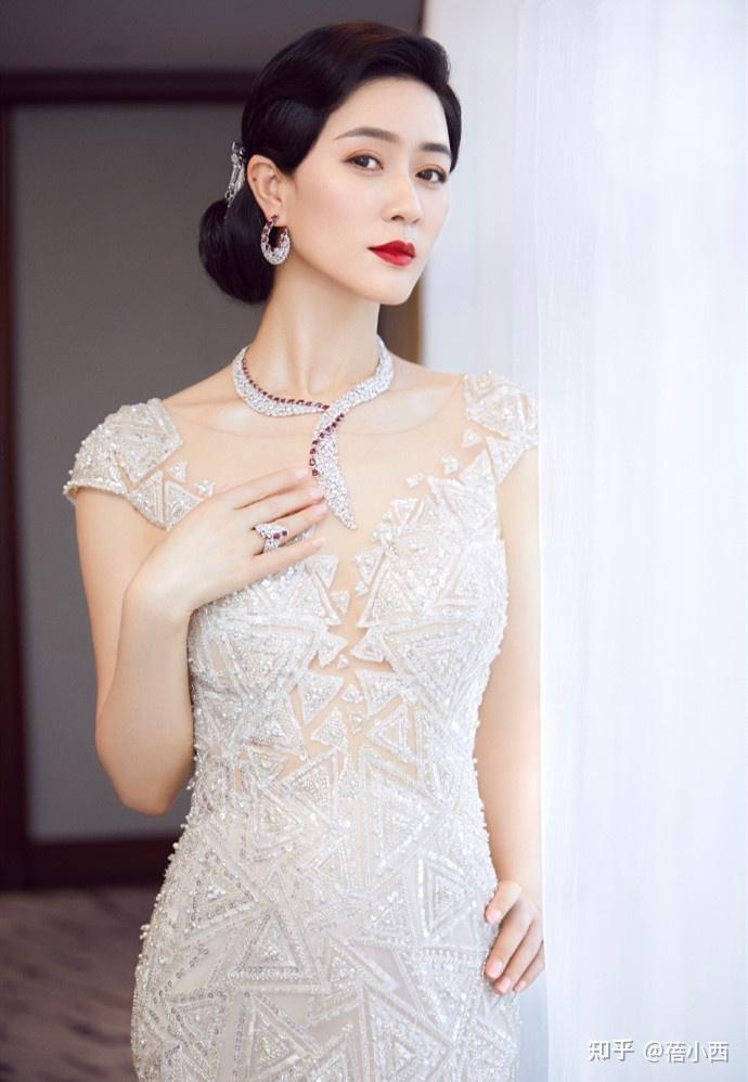 田海蓉又带女儿去国外一袭粉裙配草帽像贵妇13岁女儿像公主