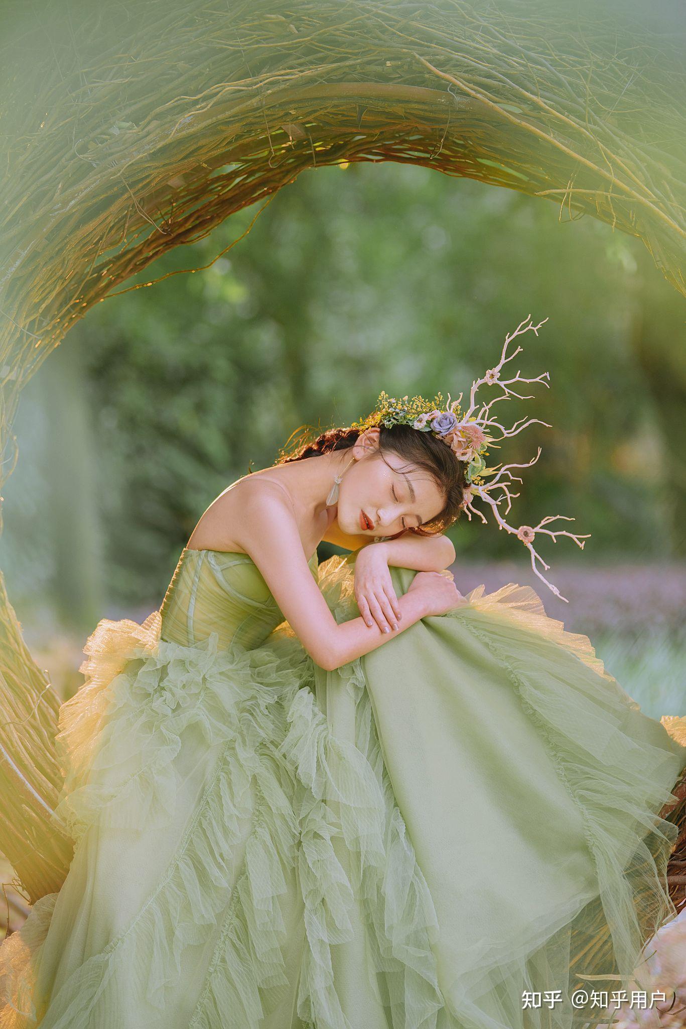 在古摄影拍的森林系婚纱照