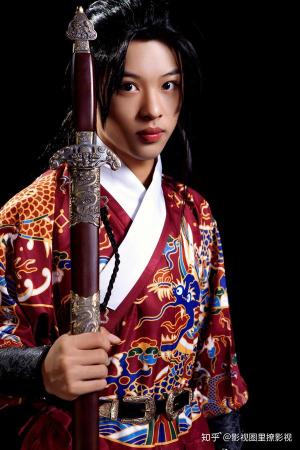 古装武士谷文泽腰佩绣春刀 手持关公剑 修炼在【衡水中学】仍然挡不住