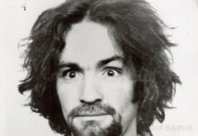 而查尔斯·曼森不光控制人心,他还亲手犯下了九宗谋杀罪,包括七起被